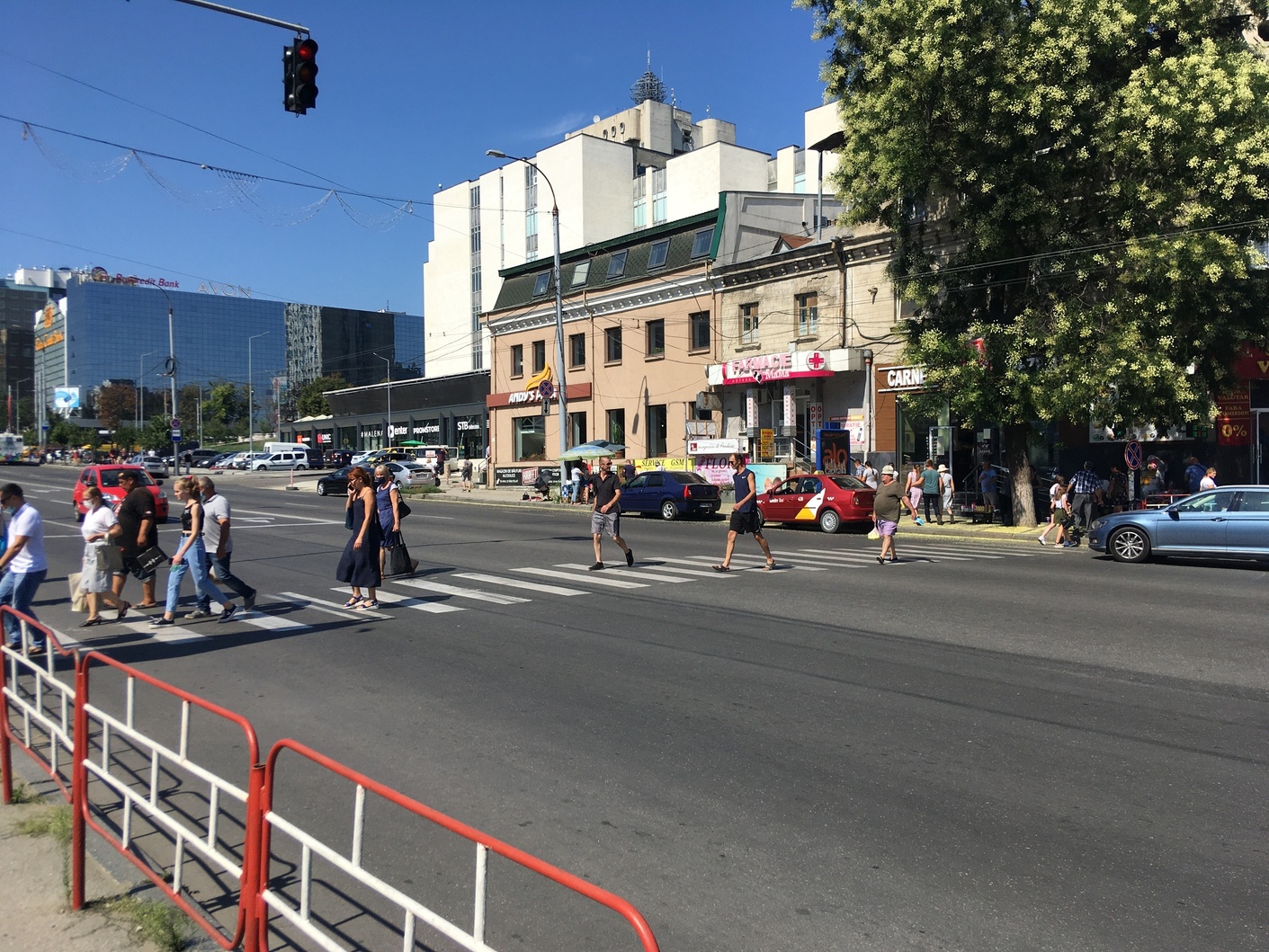 Pietonilor cu mobilitate limitată le sunt încălcate drepturile de acces liber și sigur pe străzile Chișinăului 